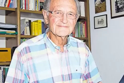 Johannes Ellenberger und sein Silber-Büchlein vom Sportabzeichen 1967.