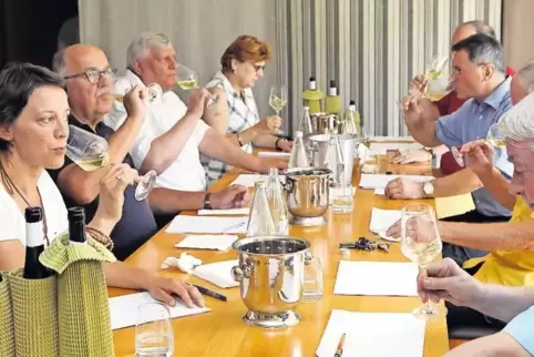 Insgesamt 14 Mitglieder hat die Jury, die aus Sommeliers, Weinhändler, Gastronomen und Weinjournalisten aus ganz Deutschland bes