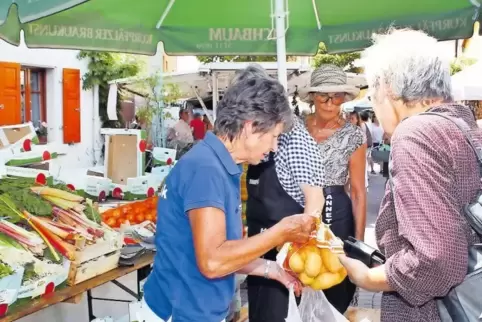 Frisches Gemüse darf nicht fehlen auf dem Bauernmarkt. Doch es gab auch allerlei Handwerkliches und leckeres Selbstgemachtes.