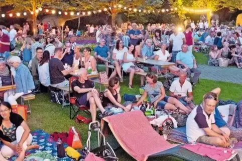 Allerbestes Wetter – der Abend war schön warm – konnten die zahlreichen Besucher der Französischen Gartenparty am Samstag auf de