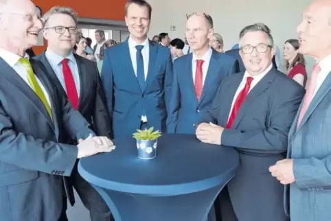Vier Neue begrüßten der Stadt-Beigeordnete und Aufsichtsratsvorsitzende Joachim Färber (links) und Geschäftsführer Peter Förster