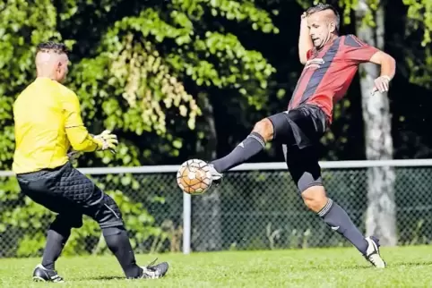 Kein Tor: Dennie Schmidt vom SV Steinwenden scheitert hier an Otterbergs Torwart Alessandro Peluso.