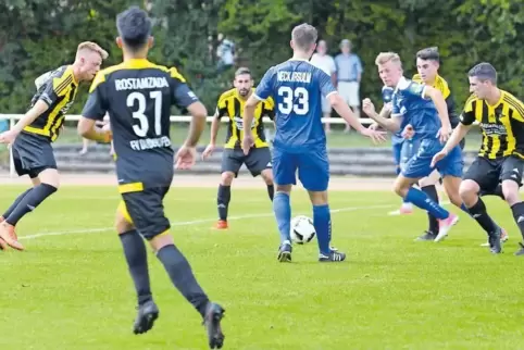Mittelfeldgeplänkel: FV Dudenhofen (schwarz) gegen Neckarsulm.