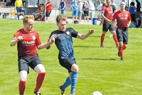 Hitzeschlacht: FC Speyer (blau) gegen FV Berghausen.