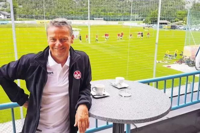 Der Chef zu Besuch bei »seiner« Mannschaft in Zams: FCK-Vorstandsvorsitzender Thomas Gries.