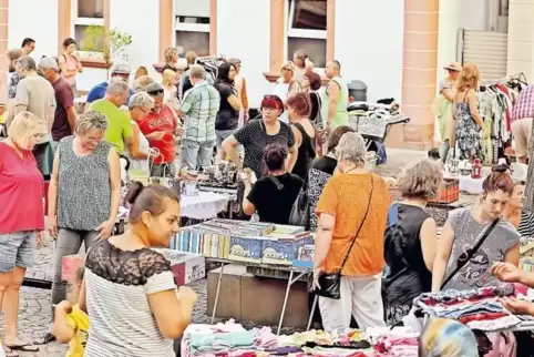 Genau Hinsehen lohnt sich: Dann ist bei den Flohmarktständen auch Ausgefallenes zu entdecken.