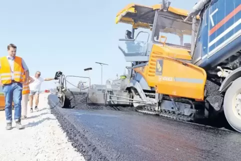 Riesenmaschine: 7,7 Meter breit ist der Asphalt-Fertiger .
