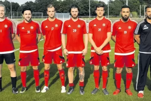 Mit diesen Neuen geht Trainer Sanel Nuhic (rechts) unter anderem in die kommende Landesliga-Spielzeit (von links): Mirko Gerling