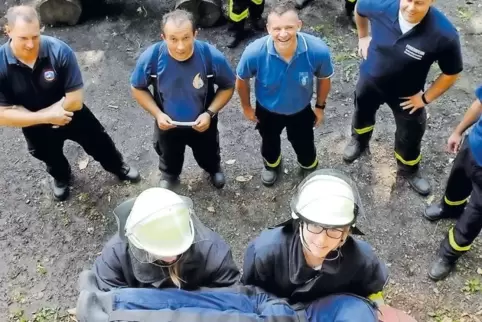 Hier wird das Bergen einer verletzten Person aus einem Gebäude geübt.