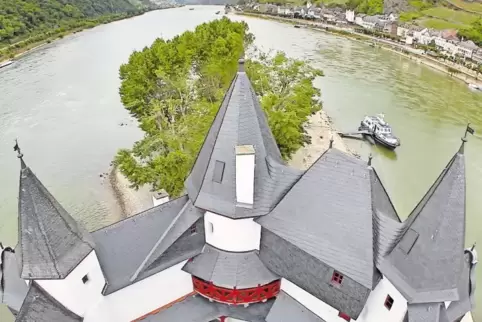 Beliebtes Ziel für Touristen: die auf einer Insel mitten im Rhein gelegene Zollburg Pfalzgrafenstein.
