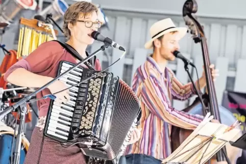 Tohu Va Bohu im Ebertpark: Ulrike Scherf singt und spielt Akkordeon, Richard Waltner singt ebenfalls und zupft den Kontrabass.