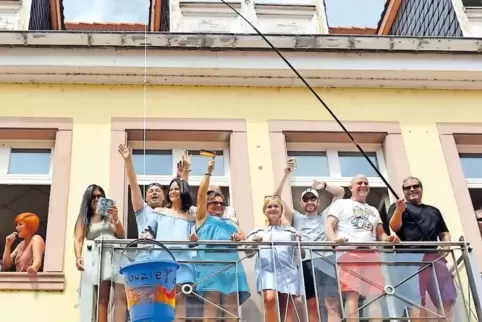 Ein Stück Brezel-Bruch sollte auch für sie abfallen: Diese Gruppe angelte sich mit einem „Guzle-Eimer“ Süßigkeiten beim Brezelfe