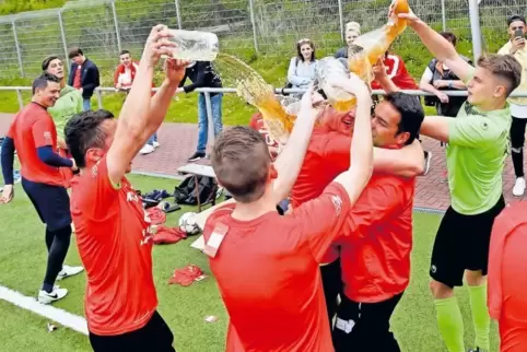 Freude pur: TuS Landstuhl ist nach einem 6:1-Sieg über die TSG Burglichtenberg vorzeitig Meister geworden und feiert den Sieg au