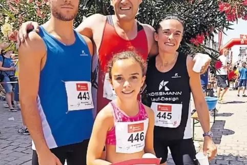 Erfolgreiche Familie: Fabio, Elena und Josefa Matheis (von links) mit Alfonso Herrera (Mitte).