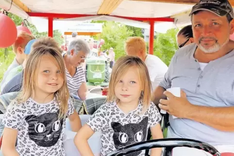 Spaß auf der Kerwe: Im Kinderfeuerwehrwagen sitzen vorn (von links) Hannah, Helena und Erwin Schulz.
