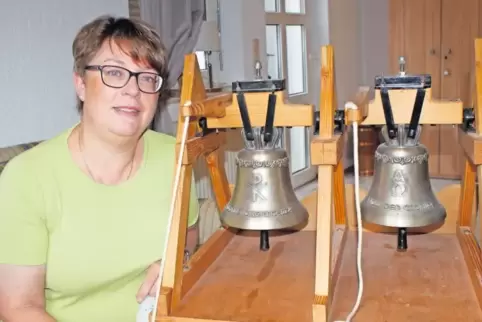 Die Sachverständige Birgit Müller mit dem Modell eines Glockenstuhls.