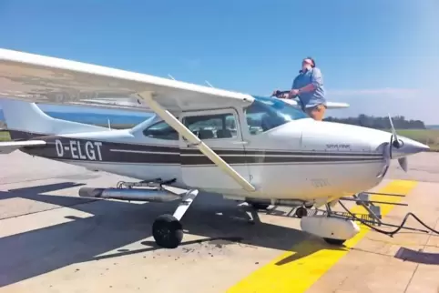 Der Flieger versprüht Silberjodid, um so die Bildung großer Hagelkörner zu verhindern.