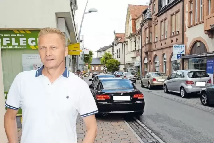 Falschparkende Autos (links über der Rinne) gestern in der Bahnhofstraße: Jürgen Wageck hofft, dass gegen das illegale Parken et