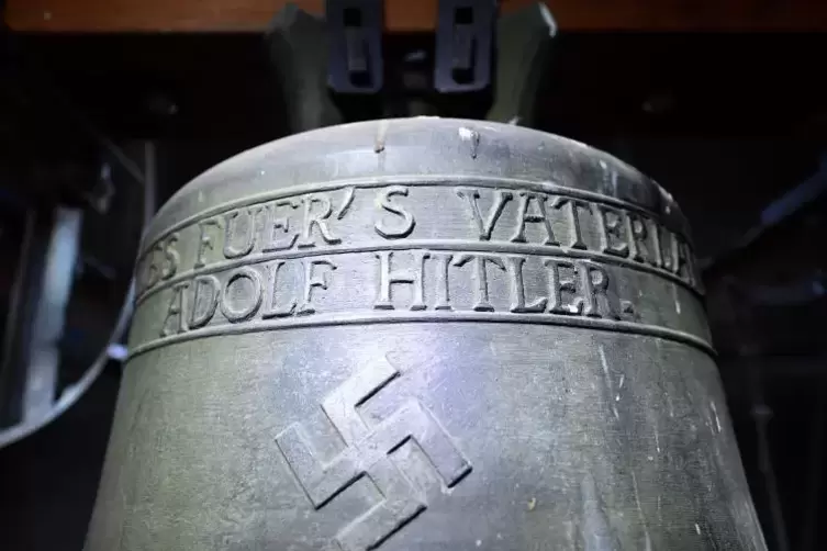 Ungliebtes Erbe: Die Glocke der Herxheimer Jakobuskirche, die Adolf Hitler geweiht ist. Foto: dpa 