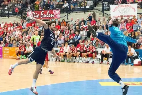 Jonathan Scholz (links), hier beim Spiel der SG BBM Bietigheim in Friesenheim vorige Saison, spielt nun für die TSG. Foto: Reis/