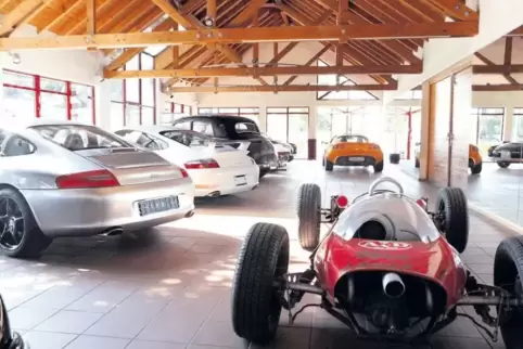 Ein altes Rennauto darf in dem Autohaus natürlich nicht fehlen. Schließlich kommen die beiden Geschäftsführer aus dem Rennsport.