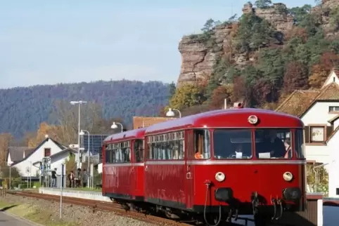 Vom 17. Juli bis zum 28. Juli fährt an Werktagen ein historischer Schienenbus auf der Wieslauterbahn, die am Dahner Jungfernspru