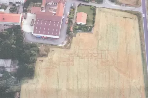 Auf dem in den 80er Jahren über Boßweiler geschossenen Luftbild ist im reifen Getreide der etwa 90 Meter lange nördliche Seitenf