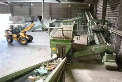 Im Kompostwerk in Westheim wird aus Bio- und Grünabfall Kompost. Zuvor muss aber sortiert werden: Noch zu oft wird Biomüll in Pl