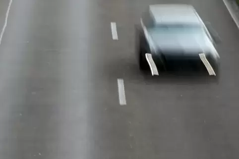Die neue Masche führt laut Polizei zu gefährlichen Fahrmanövern auf Bundesstraßen. Foto: DPA