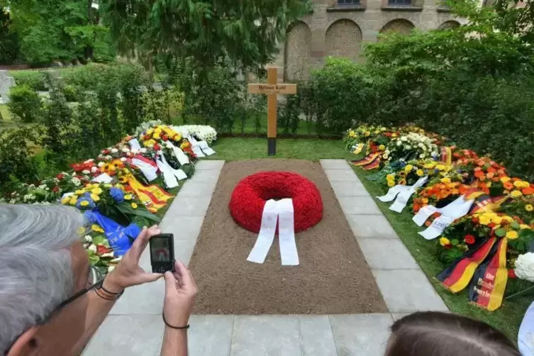 Abgeräumt: die Kränze am Grab von Helmut Kohl am Rand des Speyerer Adenauerparks. Archivfoto: Lenz