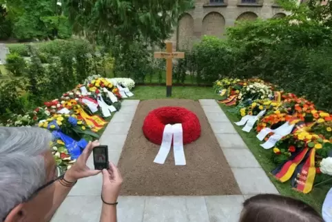Abgeräumt: die Kränze am Grab von Helmut Kohl am Rand des Speyerer Adenauerparks. Archivfoto: Lenz
