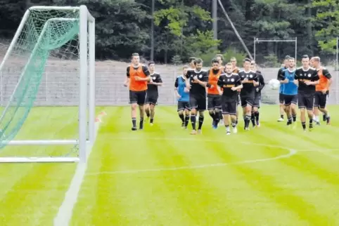 Seit Montag kann das generalsanierte Trainingsgelände hinter der Gegengeraden des Homburger Waldstadions genutzt werden.
