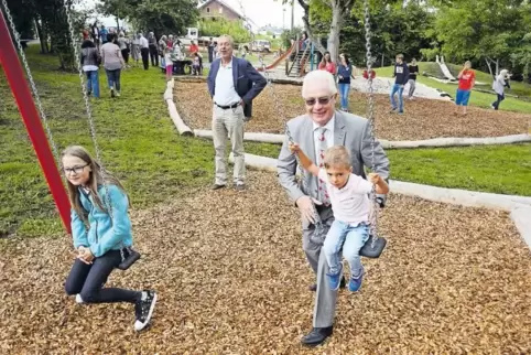 Der Spielplatz am Erlenbrunner Torweg wurde gestern eingeweiht, Bürgermeister Peter Scheidel freute sich mit den Kindern.