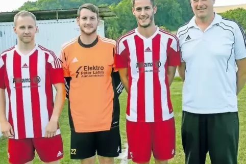 Trainer Michael Greinert (rechts) begrüßt diese drei Neuen beim TV Althornbach (von links): Marcel Stoll, Marcel Frary und Domin