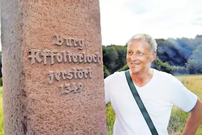 Nur ein Denkmal bleibt von der Burg: Klaus Feindel an der Sandsteinstele, die seit vergangenem Jahr an den Standort erinnert. Nur ein Denkmal bleibt von der Burg: Klaus Feindel an der Sandsteinstele, die seit vergangenem Jahr an den Standort erinnert.