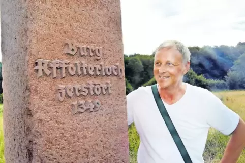 Nur ein Denkmal bleibt von der Burg: Klaus Feindel an der Sandsteinstele, die seit vergangenem Jahr an den Standort erinnert.