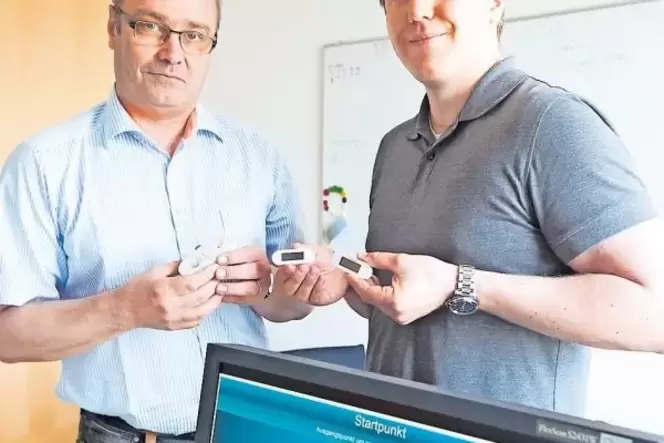 Kleine Sensoren mit großer Wirkung: Rolf van Lengen (links) und Konstantin Holl zeigen, womit Susi ihre Daten sammelt.
