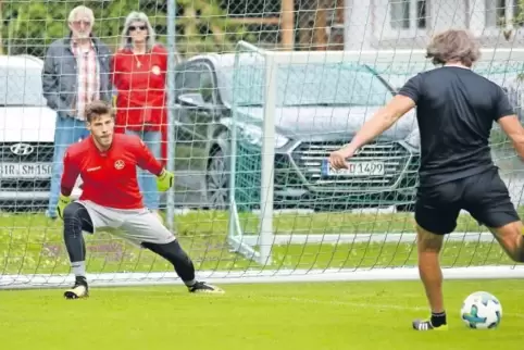 Wieder da: Marius Müller. Gerry Ehrmann freut sich über die Rückkehr des 24-Jährigen – und schleift ihn.