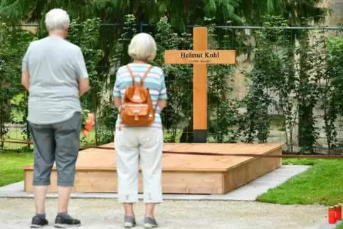 Das Grab des Altkanzlers Helmut Kohl in Speyer: Die Stadt hat auf eine Verlängerung des Vertrags mit einer privaten Sicherheitsf