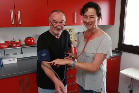 Sie lachen in die Kamera, aber der Blutdruck steigt: Dr. Ekkehard Pilz und seine Frau Sylviane haben Ärger mit der Kassenärztlic