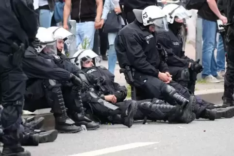Polizisten ruhen sich in Hamburg am Rande der Demonstration „Grenzenlose Solidarität statt G20 “ aus. Foto: dpa 