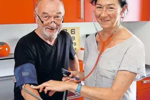 Sie lachen in die Kamera, aber der Blutdruck steigt: Dr. Ekkehard Pilz und seine Frau Sylviane haben Ärger mit der KV.