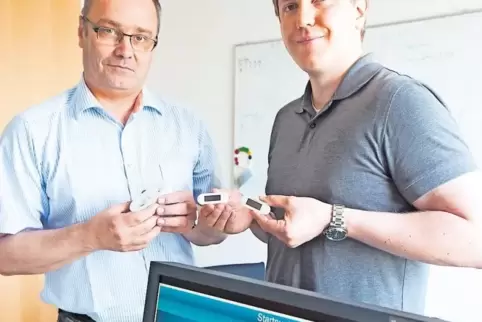 Kleine Sensoren mit großer Wirkung: Rolf van Lengen (links) und Konstantin Holl zeigen, womit Susi ihre Daten sammelt.