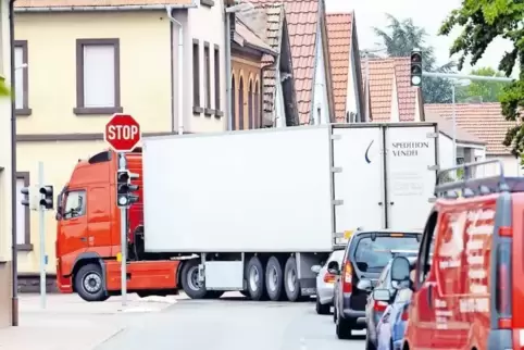 Verstopfte Hauptstraße in Dannstadt: Nur die große Lösung – die Verlegung der K 22 – würde die Voraussetzung für ein Lkw-Durchfa