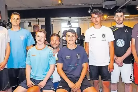 Mit diesen Neuen im Kader der ersten Mannschaft geht SV 64-Trainer Tony Hennersdorf (rechts) in die kommende Spielzeit (von link