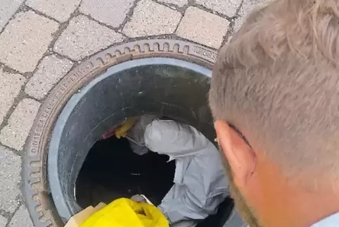 Thomas Kuhn reicht seinem Kollegen Thomas Fuchs den Inline-Schlauch aus Kunstharz.