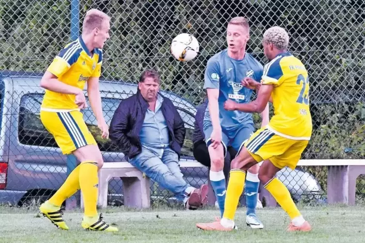 Zwei gegen einen: FKP-Gastspieler Andrej Ogorodnik (links) und Salif Cissé (rechts) gegen Pforzheims Angreifer Sven Bode.