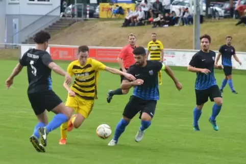 Sauber vom Ball getrennt: Ugo-Mario Nobile (links) und Maurizio De Vico vom FC Speyer bremsen Daniel Kopf. Foto: Lenz 