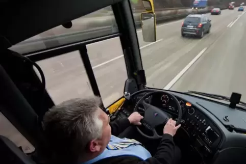 Nicht mehr weiterfahren durfte ein völlig übermüdeter Busfahrer auf der B 10. Symbolfoto: dpa 