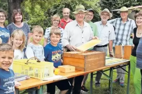 Vor Bienen braucht man keine Angst zu haben: Heinz Pfalzgraf und Jürgen Rodamer erklären ihr Hobby Imkerei.